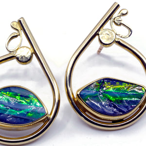 boulder-opal-earring-teardrop-green-flash-gold-kalled-kasso